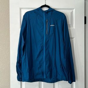 Patagonia light weight rain jacket/windbreaker. Size Large. Blue